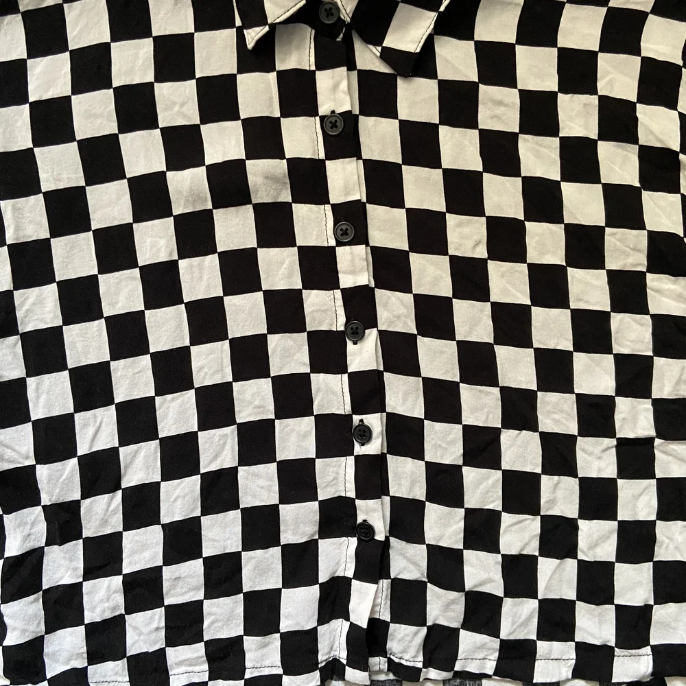 Forever 21 Women’s Checkered Button Up Shirt - Picture 2 of 4